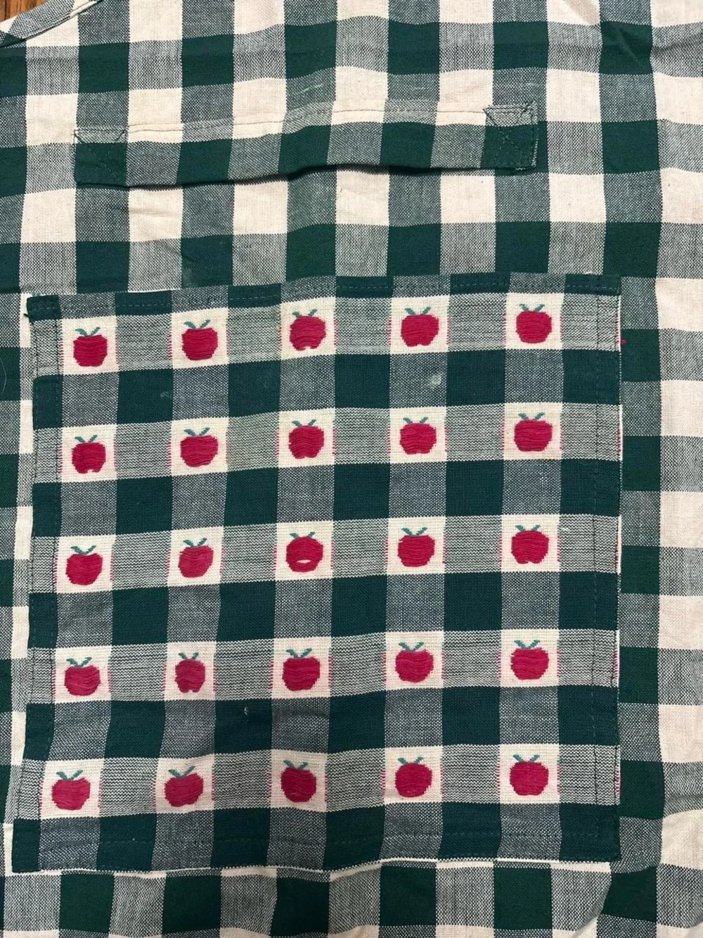 Vintage cottagecore Green checker Kitchen Apron with Apple Accent Pockets